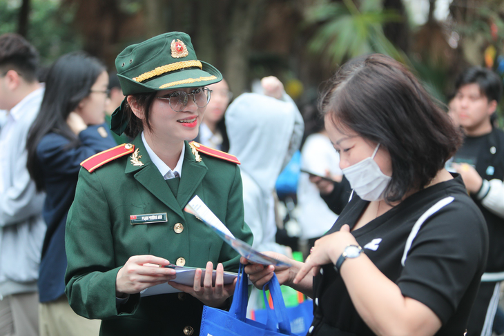Bạn Phương Anh đang tư vấn giúp phụ huynh hiểu hơn về Học viện Khoa học quân sự - Ảnh: DANH KHANG