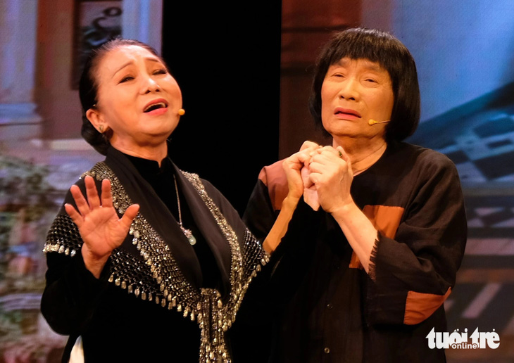 Nghệ sĩ Bạch Tuyết (vai cô Lựu) và Minh Vương (vai Võ Minh Luân) trong trích đoạn Đời cô Lựu - Ảnh: LINH ĐOAN