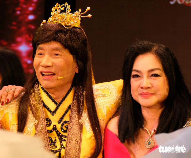 Bà xã nghệ sĩ Minh Vương lên sân khấu chúc mừng chồng sau đêm diễn - Ảnh: LINH ĐOAN