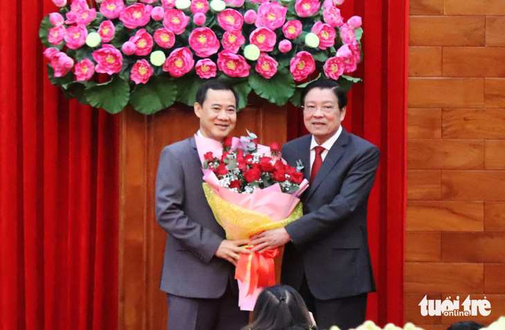Ông Phan Đình Trạc (bên phải), ủy viên Bộ Chính trị, trưởng Ban Nội chính Trung ương tặng hoa chúc mừng ông Nguyễn Thái Học, quyền bí thư Tỉnh ủy Lâm Đồng - Ảnh: L.A
