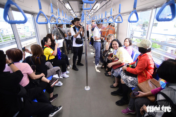 Người dân trải nghiệm tuyến metro số 1 Bến Thành - Suối Tiên từ ga Bến Thành đến ga Suối Tiên - Ảnh: QUANG ĐỊNH