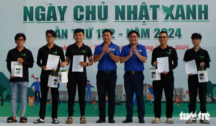 Trao quyết định công nhận Câu lạc bộ Sài Gòn xanh tập hợp những bạn trẻ yêu thích hoạt động bảo vệ môi trường thuộc Hội LHTN Việt Nam TP.HCM - Ảnh: K.ANH