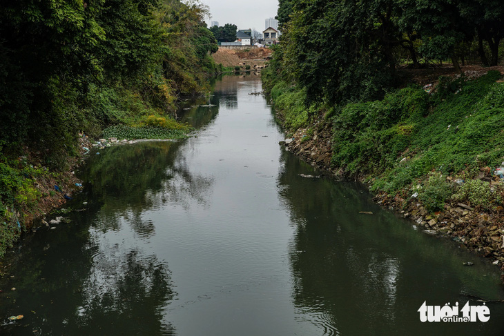 Kênh nước thải ở phường Hòa Long (TP Bắc Ninh) đổ thẳng ra sông Cầu - Ảnh: D.KHANG
