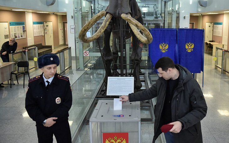 Cử tri Nga đi bỏ phiếu tại một trường đại học ở Novosibirsk ngày 17-3 - Ảnh: REUTERS