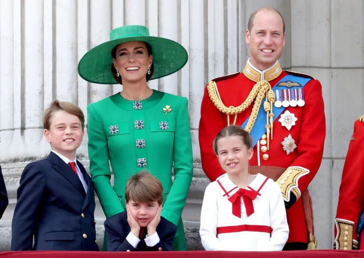Bức ảnh chụp gia đình Công nương Kate và Hoàng tử William hôm 17-6 tại Cung điện Buckingham - Ảnh: Getty