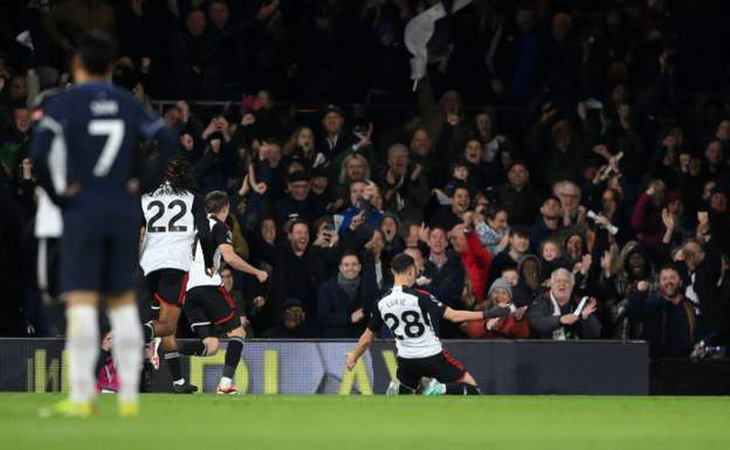 Cầu thủ Fulham ăn mừng bàn thắng vào lưới Tottenham - Ảnh: Getty