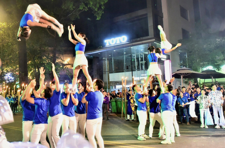 Các đội nhóm nghệ thuật biểu diễn trong lễ hội đường phố tại Lễ hội thanh niên TP.HCM 2023 - Ảnh: T.T.D.