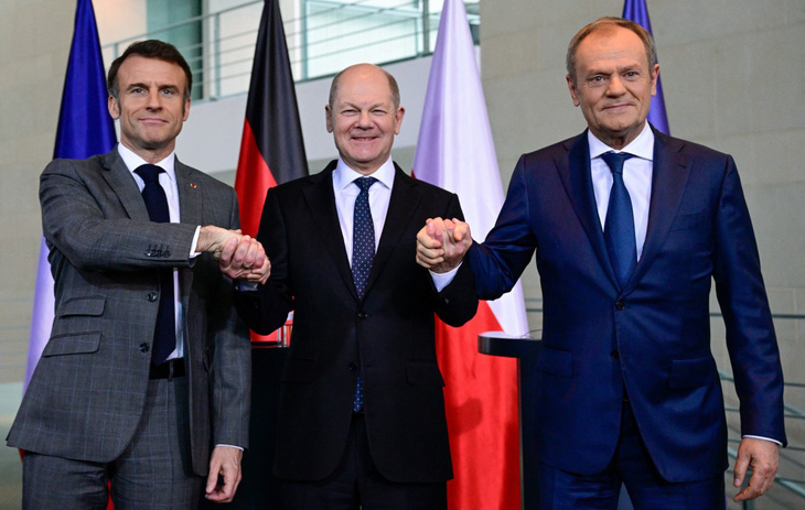 Từ trái qua: Tổng thống Pháp Emmanuel Macron, Thủ tướng Đức Olaf Scholz và Thủ tướng Ba Lan Donald Tusk bắt tay nhau trong cuộc họp báo tại Berlin, ngày 15-3 - Ảnh: AFP