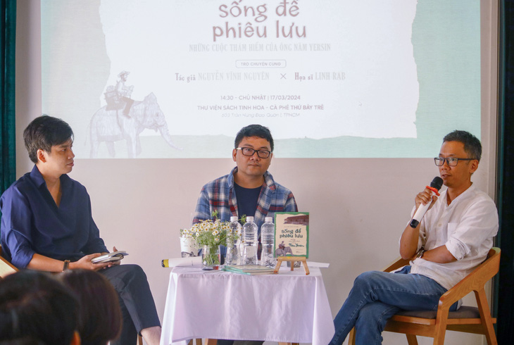 Nhà văn Nguyễn Vĩnh Nguyên (bìa phải), họa sĩ Linh Rab (giữa) nói về quá trình viết sách về Alexandre Yersin  - Ảnh: HỒ LAM