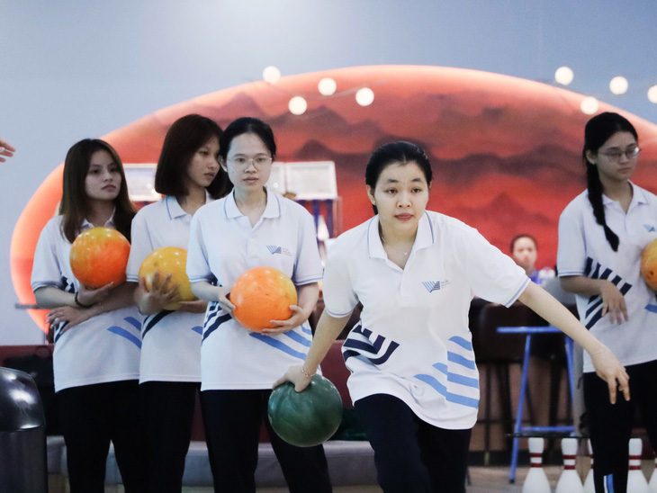 Các bác sĩ tương lai hào hứng với bowling - Ảnh: X.C