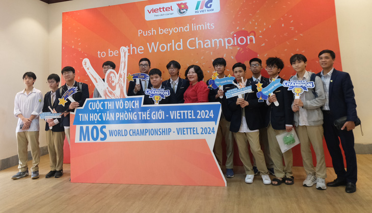 Các thí sinh tham gia tranh tài cuộc thi Vô địch tin học văn phòng thế giới - Viettel 2024 - Ảnh: HÀ THANH