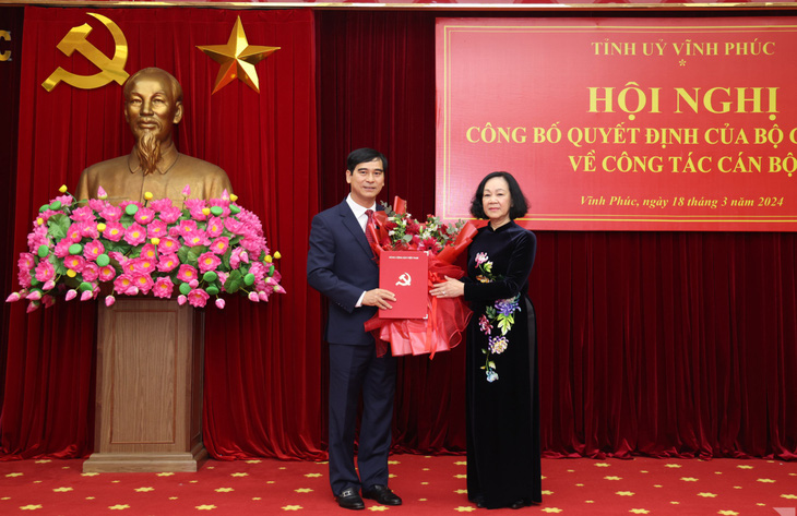 Bà Trương Thị Mai trao quyết định điều động, phân công ông Dương Văn An làm bí thư Tỉnh ủy Vĩnh Phúc - Ảnh: KHÁNH LINH