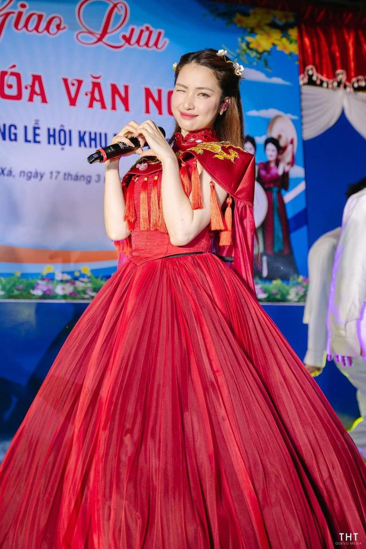 Hòa Minzy bày tỏ niềm hạnh phúc khi được hát phục vụ bà con dân làng 