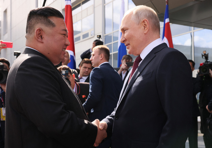 Tổng thống Nga Vladimir Putin và lãnh đạo Triều Tiên Kim Jong Un gặp nhau tại sân bay vũ trụ Vostochny vào tháng 9-2023 - Ảnh: AFP/SPUTNIK