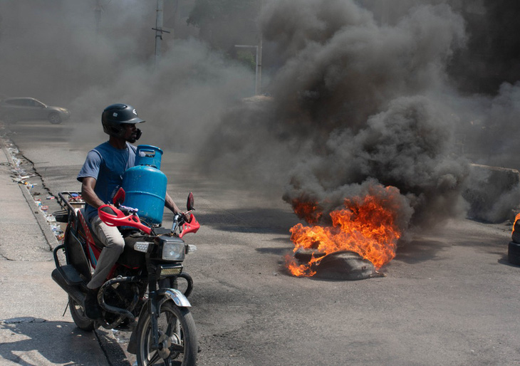 Khung cảnh hỗn loạn ở thủ đô Port-au-Prince, Haiti ngày 12-3 - Ảnh: AFP