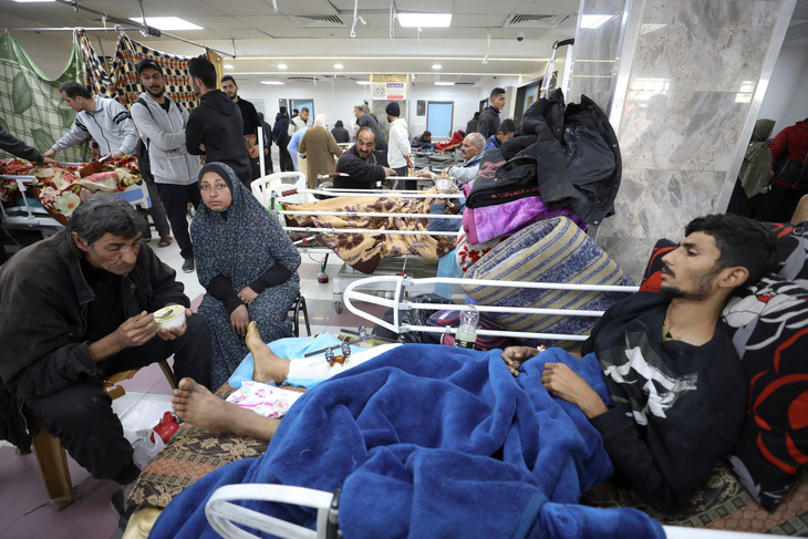 Người Palestine bị thương nằm ở Bệnh viện Al-Shifa tháng 3-2024 - Ảnh: REUTERS