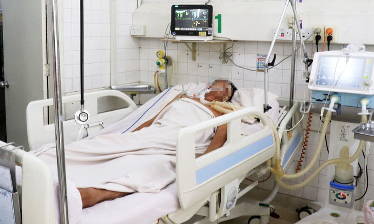 Người đàn ông nghi mắc bệnh dại đang được điều trị tích cực tại Bệnh viện Bệnh nhiệt đới (TP.HCM) - Ảnh: XUÂN MAI