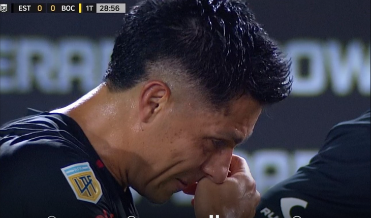 Enzo Perez khóc khi Javier Altamirano được đưa đi cấp cứu - Ảnh: Cắt từ clip
