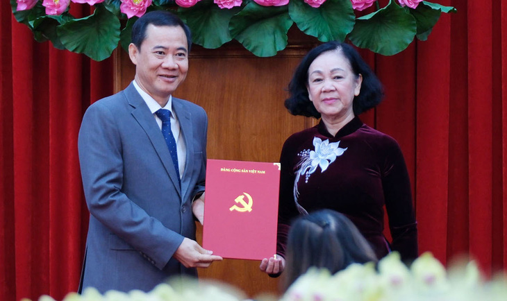 Bà Trương Thị Mai trao quyết định cho ông Nguyễn Thái Học - Ảnh: M.V.