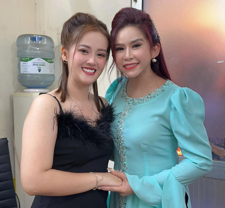 Hồng Loan (bìa trái) và nghệ sĩ Bình Tinh trong hậu trường đêm nhạc "Nghĩ về cha" - Ảnh: Facebook nhân vật