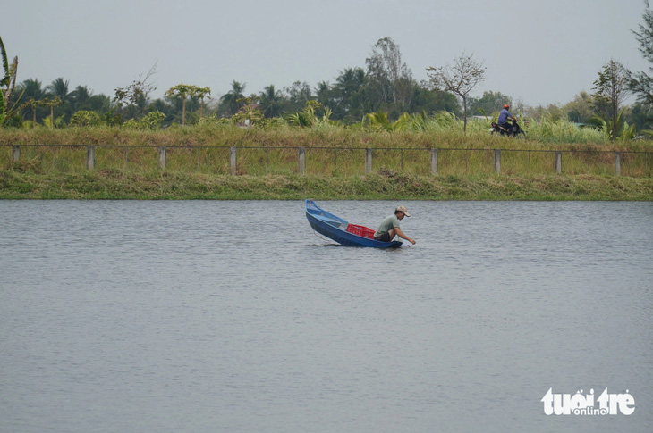 Hồ chứa nước ngọt Kênh Lấp, huyện Ba Tri, tỉnh Bến Tre hiện độ mặn khoảng 0,7 phần ngàn - Ảnh: MẬU TRƯỜNG