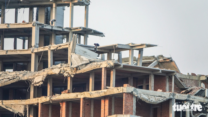 Tiến độ tháo dỡ công trình tòa nhà 12 tầng xây trái phép ở Phú Quốc - Ảnh: CHÍ CÔNG