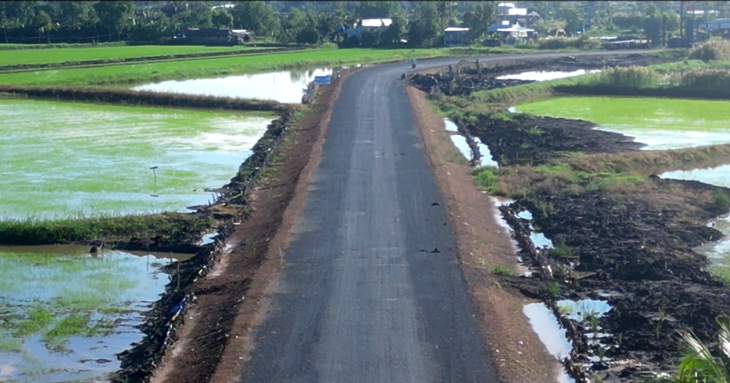 Đoạn tuyến gần 300m hoàn trả đường tỉnh 978 thuộc dự án đường cao tốc Hậu Giang - Cà Mau qua Bạc Liêu được thí điểm dùng cát biển làm nền đường  - Ảnh: PMU Mỹ Thuận