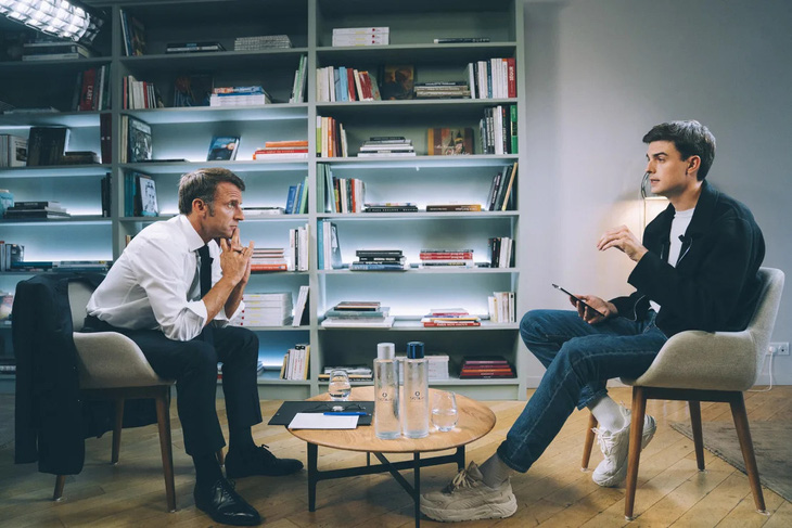 Hugo Travers trò chuyện cùng Tổng thống Pháp Emmanuel Macron năm 2023 - Ảnh: CNN