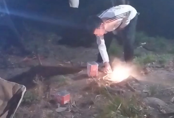 Nam thanh niên châm lửa đốt pháo hoa giữa rừng - Ảnh: Nhân vật cung cấp
