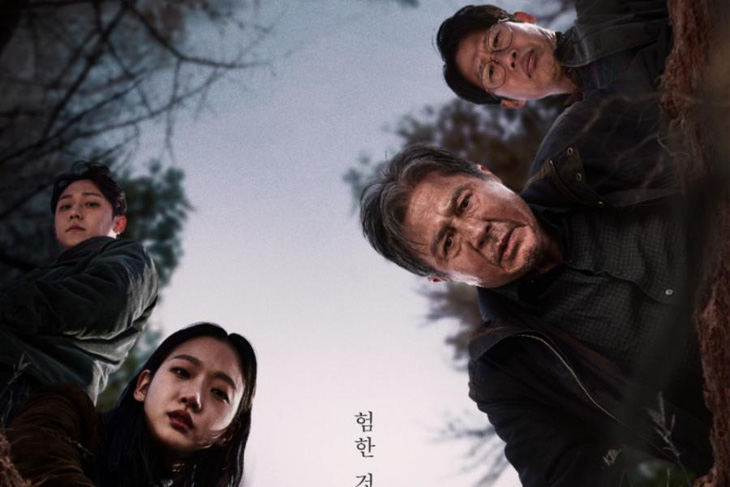 Poster độc đáo của Exhuma - Quật mộ trùng ma với sự góp mặt của bốn tên tuổi thực lực: Yoo Hae Jin, Choi Min Sik, Kim Go Eun, Lee Do Hyun