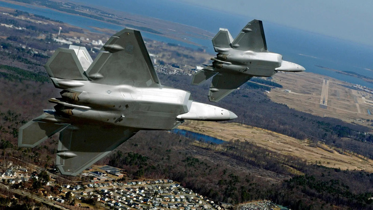 Hai chiến đấu cơ tàng hình F-22 tiếp cận căn cứ không quân Langley ở bang Virginia, Mỹ - Ảnh: KHÔNG QUÂN MỸ
