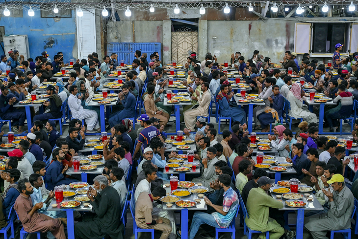 Các tín đồ Hồi giáo cầu nguyện trước khi ăn buổi đầu tiên tại thành phố Karachi, Pakistan hôm 17-3. Trong tháng Ramadan từ 11-3, người Hồi giáo sẽ không ăn, không uống từ lúc mặt trời mọc đến lúc mặt trời lặn - Ảnh: AFP