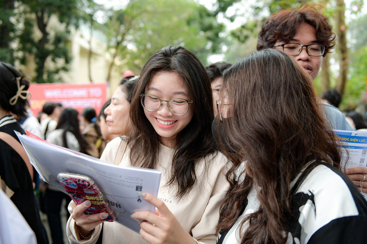 Khoảng 25.000 học sinh, phụ huynh tham dự Ngày hội tư vấn tuyển sinh - hướng nghiệp tại Hà Nội - Ảnh: NAM TRẦN