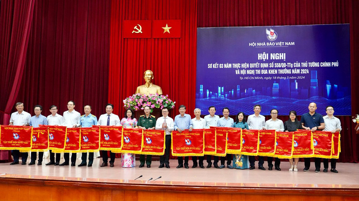 Dịp này, Hội Nhà báo Việt Nam đã công nhận danh hiệu và tặng cờ thi đua cho 18 đơn vị, và tặng bằng khen cho 29 tập thể, 51 cá nhân có thành tích xuất sắc về nghiệp vụ và xây dựng Hội năm 2023 - Ảnh: HỮU HẠNH