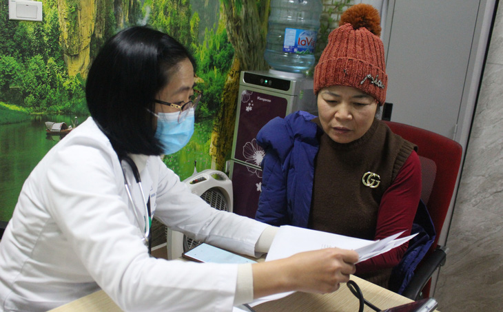Bác sĩ Hà Thị Vân Anh thăm khám cho bệnh nhân tại Bệnh viện Lão khoa trung ương - Ảnh: DƯƠNG LIỄU