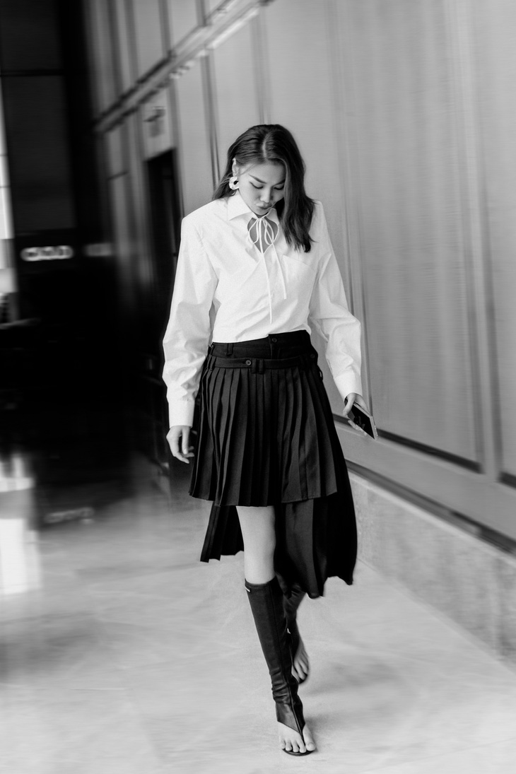 Buổi trưa, khi làm giám khảo chấm điểm bình chọn về làm đẹp của một tạp chí nước ngoài tại Việt Nam, Thanh Hằng diện sơ mi trắng mix cùng chân váy đen xếp ly.