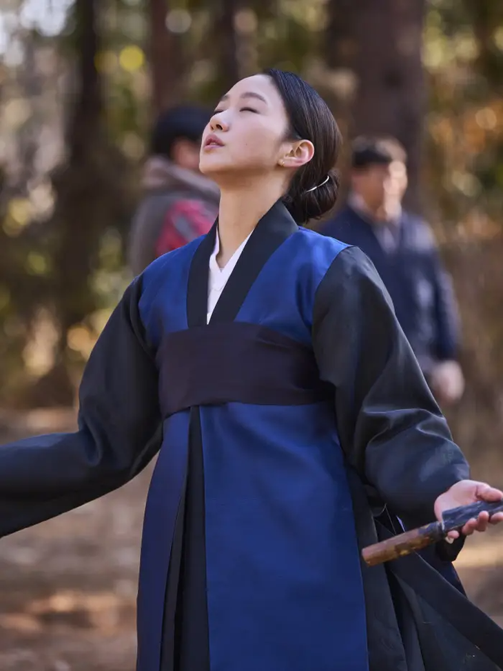 Kim Go Eun diễn như &quot;lên đồng&quot; trong cảnh phim ấn tượng của Exhuma