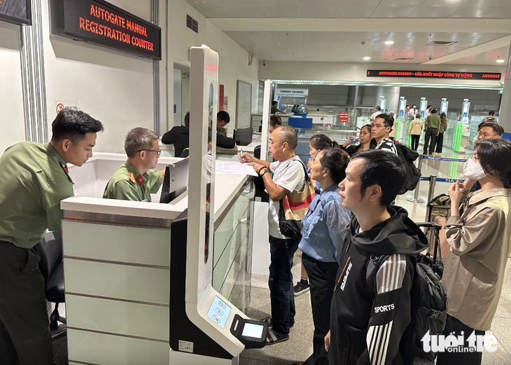 Hành khách làm thủ tục nhập cảnh tại sân bay Tân Sơn Nhất - Ảnh: CÔNG TRUNG