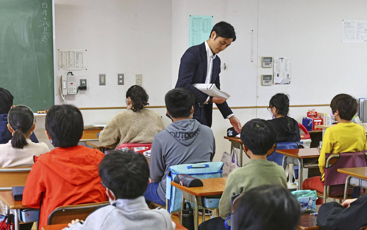 Trẻ em nước ngoài làm bài kiểm tra tại một trường tiểu học ở Tokyo, Nhật Bản. Ảnh: kyodonews.net