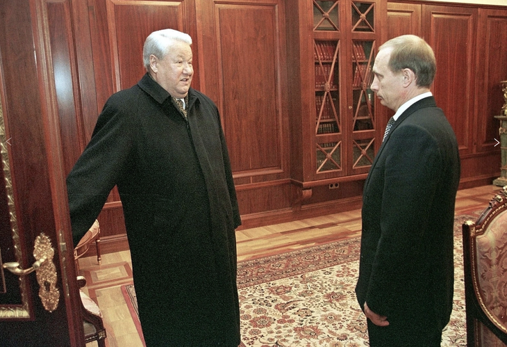 Ông Boris Yeltsin nói chuyện với ông Putin, lúc này đã được chỉ định là quyền tổng thống Nga vào ngày 31-12-1999 - Ảnh: Điện Kremlin