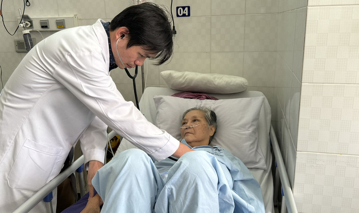 Bác sĩ thăm khám và điều trị cho bệnh nhân mắc chứng rối loạn nhịp tim  - Ảnh: THU HIẾN