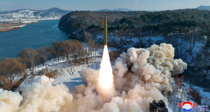 Ảnh do Hãng thông tấn trung ương Triều Tiên (KCNA) đăng ngày 15-1 năm nay cho thấy Triều Tiên phóng tên lửa đạn đạo tầm trung nhiên liệu rắn (IRBM) vào ngày 14-1 - Ảnh: KCNA