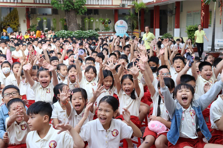 Học sinh Trường tiểu học Nguyễn Thái Học, quận 1, TP.HCM trong một hoạt động tập thể. Năm nay, công tác tuyển sinh lớp 1, lớp 6, lớp 10 sẽ thực hiện trực tuyến - Ảnh: nhà trường cung cấp