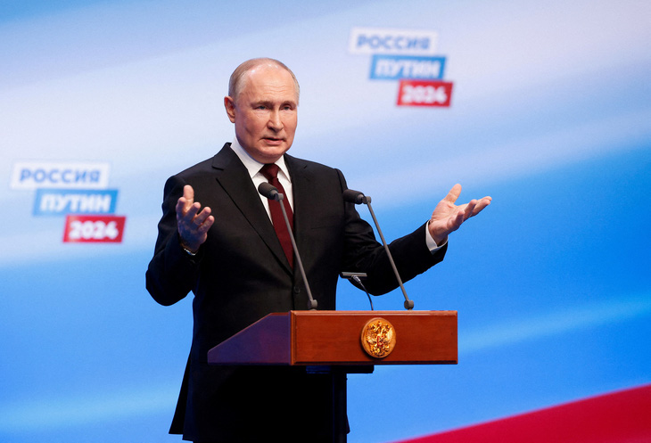 Tổng thống đương nhiệm Vladimir Putin (71 tuổi) phát biểu tại trụ sở chiến dịch tranh cử của ông sau khi các điểm bỏ phiếu cuối cùng trong cuộc bầu cử tổng thống Nga 2024 đóng cửa hôm 17-3. Trước cuộc bầu cử năm 2024, ông Putin đã 4 lần đắc cử tổng thống Nga vào các năm 2000 (với 52,94% số phiếu bầu), 2004 (71,31%), 2012 (63,6%) và 2018 (76,69%) - Ảnh: REUTERS