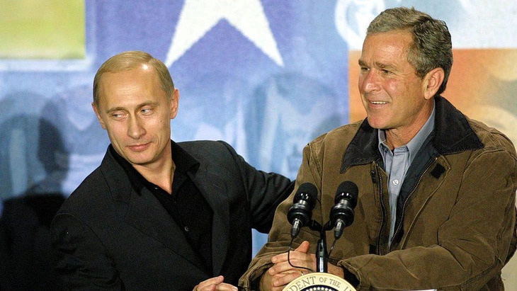 Trong thập niên đầu tiên lãnh đạo Nga, nhìn chung ông Putin có quan hệ tốt đẹp với các lãnh đạo phương Tây. Tổng thống Mỹ George W. Bush (Bush &quot;con&quot;) đã mời ông Putin thăm cấp nhà nước tại Mỹ vào năm 2001. Cả hai tổng thống cùng đến bang Texas, quê nhà của ông Bush, trong chuyến thăm này - Ảnh: GETTY IMAGES