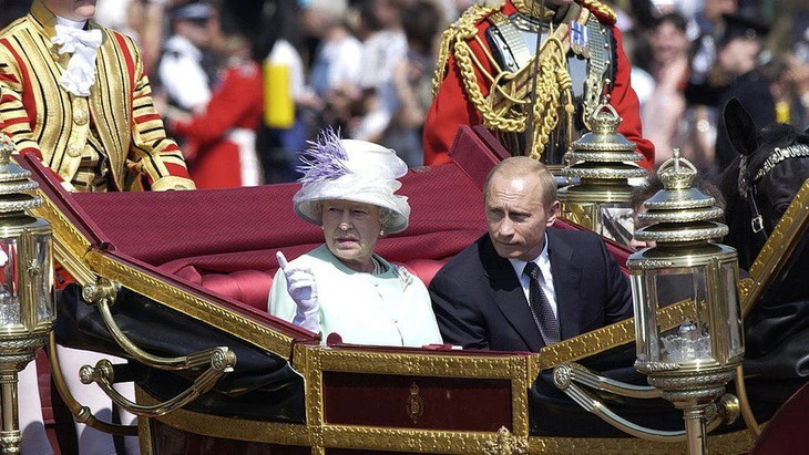 Nữ hoàng Anh Elizabeth II đã mời ông Putin thăm cấp nhà nước tại Anh vào năm 2003. Đây là chuyến thăm cấp nhà nước tại Anh đầu tiên được thực hiện bởi một nhà lãnh đạo Nga từ năm 1874 - Ảnh: GETTY IMAGES