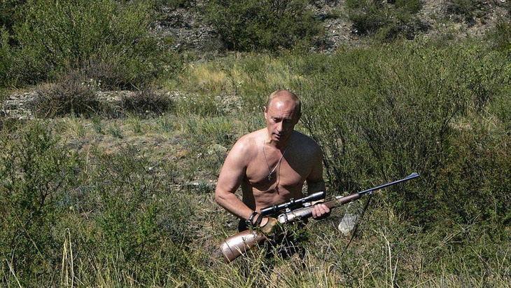 Ông Putin làm việc cho KGB từ giữa thập niên 1970 và thôi hoạt động tại KGB khi Liên Xô tan rã vào năm 1991. Ông có niềm đam mê với thể thao, đã đạt đai đen 8 đẳng trong môn võ judo, đai 8 đẳng trong môn karate Kyokushin và đai 9 đẳng trong môn võ taekwondo. Trong ảnh: ông cầm một cây súng bắn tỉa xuất hiện ở khu vực gần biên giới với Mông Cổ vào năm 2007 - Ảnh: AFP