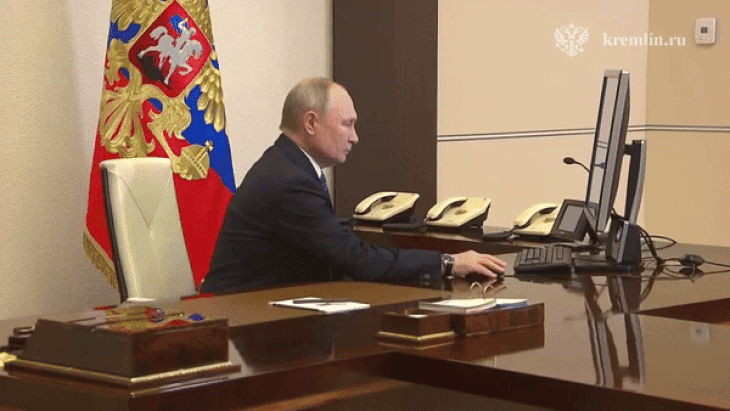 Tổng thống Nga Vladimir Putin bỏ phiếu bầu trực tuyến tại dinh thự Novo-Ogaryovo ở ngoại ô Matxcơva hôm 15-3 - Nguồn: Điện Kremlin