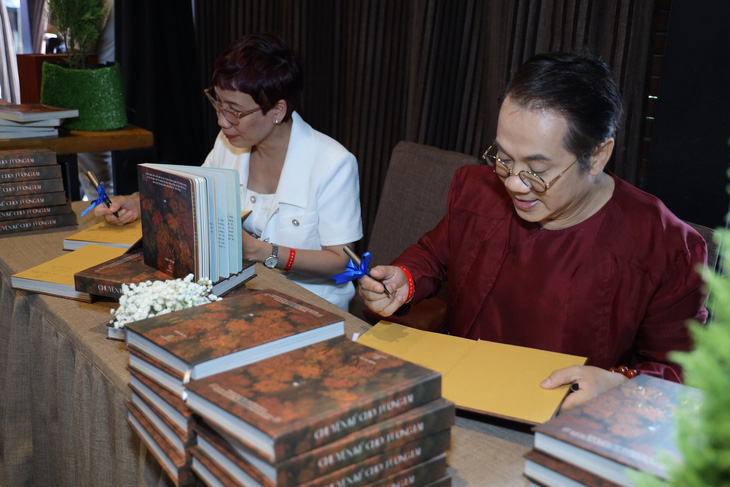 NSƯT Thành Lộc ký tặng sách cho khách mời tham dự chương trình.