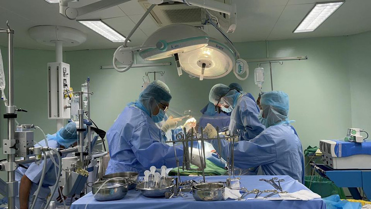 Ca phẫu thuật xuyên đêm cấp cứu cho bệnh nhân bị u nhầy nhĩ - Ảnh: BVCC